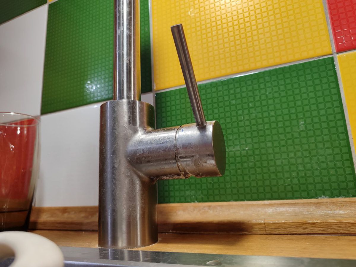 Експерти розповіли, як очистити кран від вапняного нальоту за допомогою простого засобу – оцту