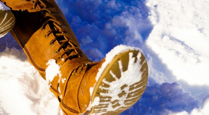 У тата в селі є правило: перед виходом з дому капає по 3 краплі на підошву – на льоду тримається “намертво” Експерти розповіли, як захистити підошву взуття від ковзання на льоду