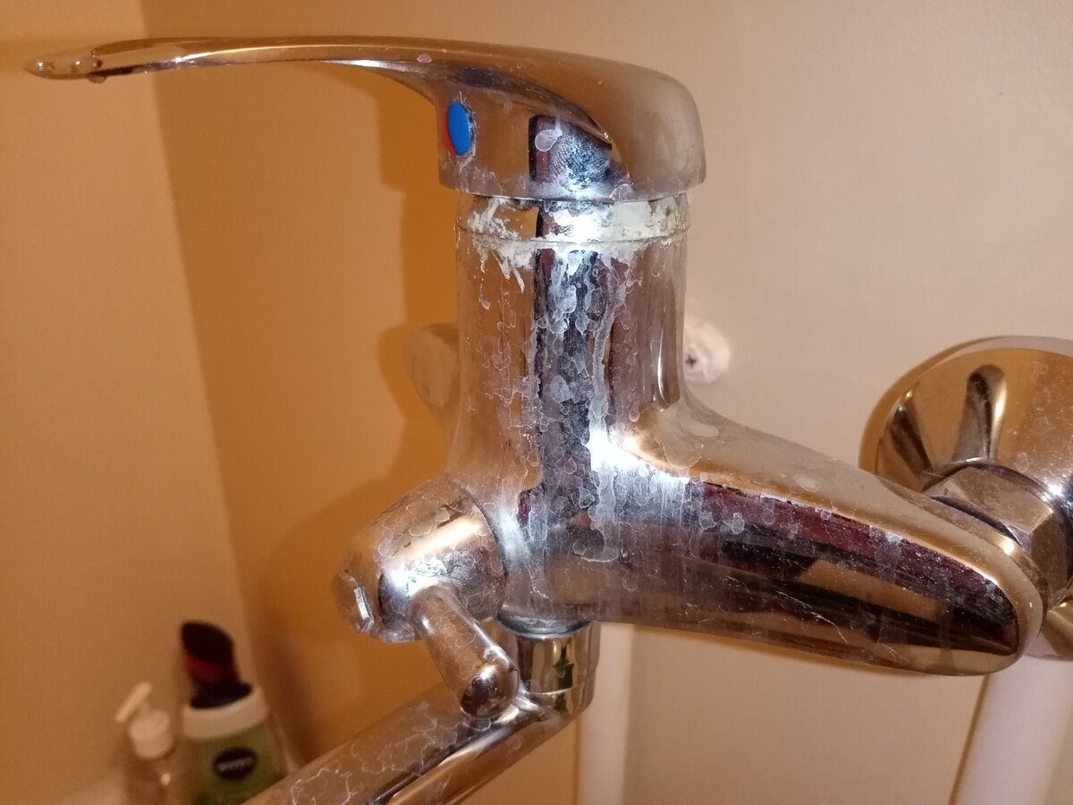Експерти розповіли, як очистити кран від вапняного нальоту за допомогою простого засобу – оцту
