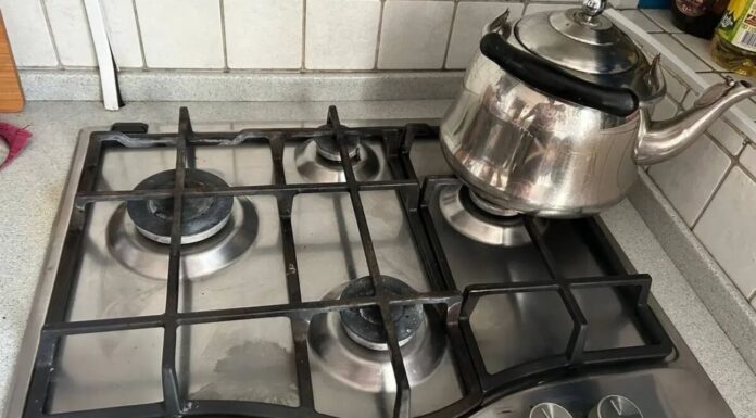 Як вимити плиту, аби вона довго залишалась чистою