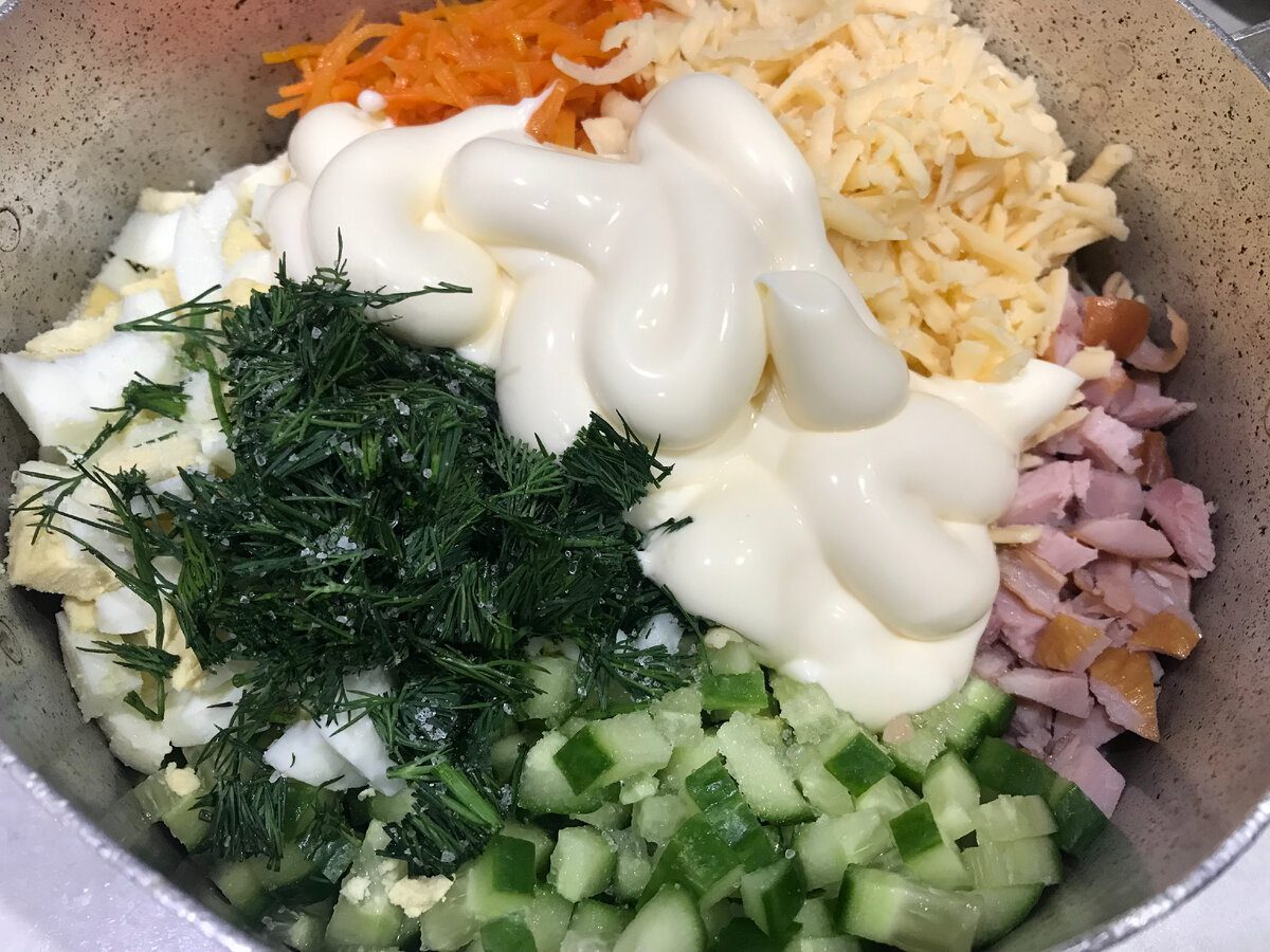 Кулінари розповіли, який салат приготувати до Нового року, використовуючи моркву та курку