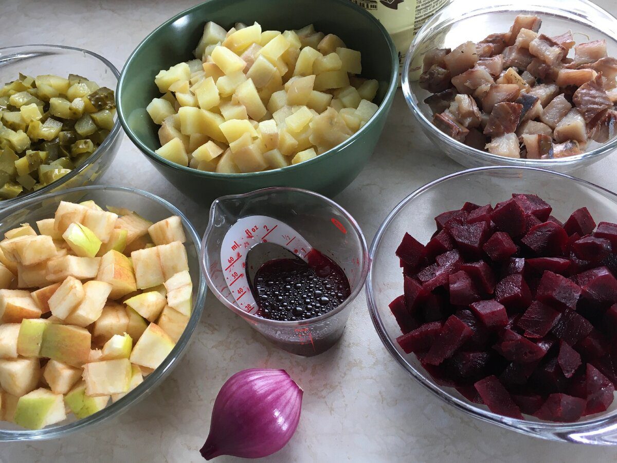 Кулінари розповіли, як приготувати смачний салат з додаванням буряка та оселедця – рецепт