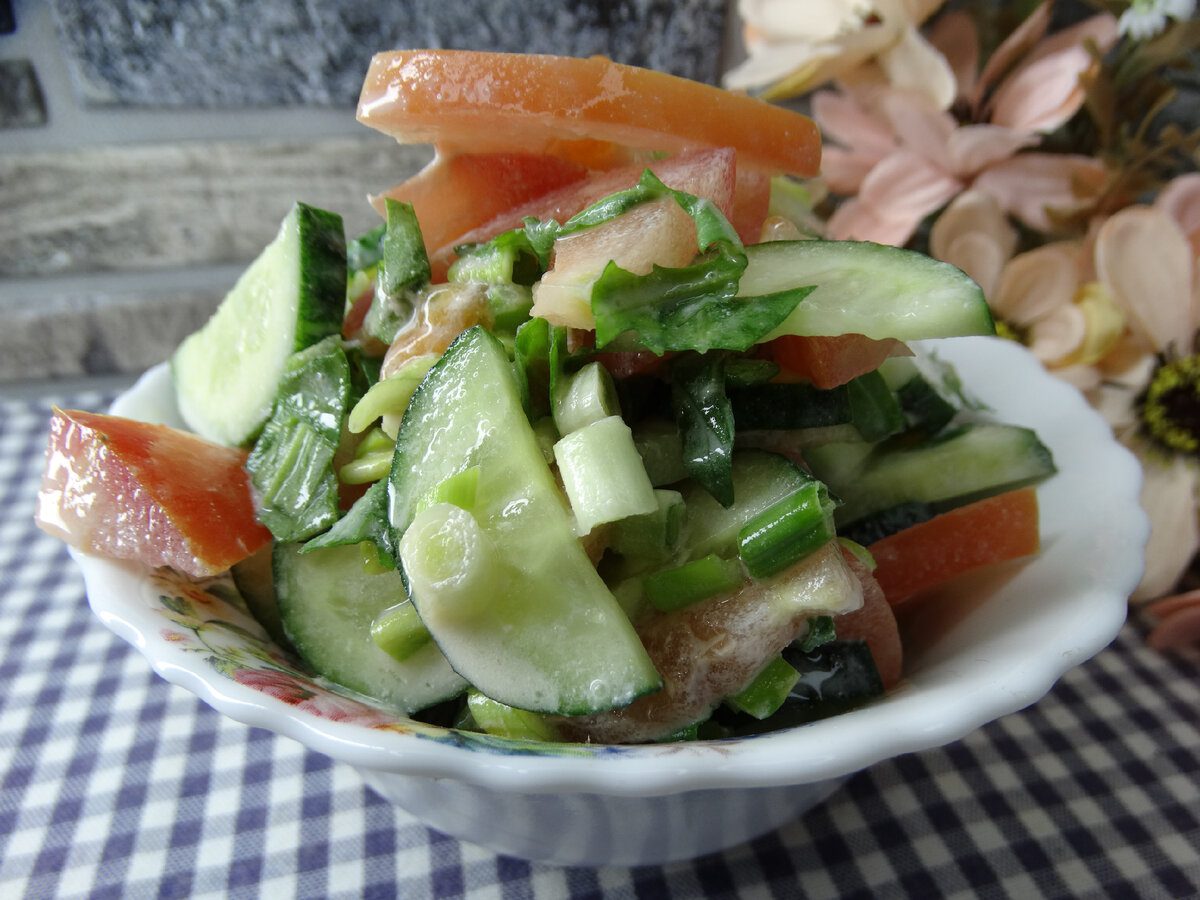 Кулінари розповіли, яким соусом доповнити салат з помідорів та огірків – поради та рецепт