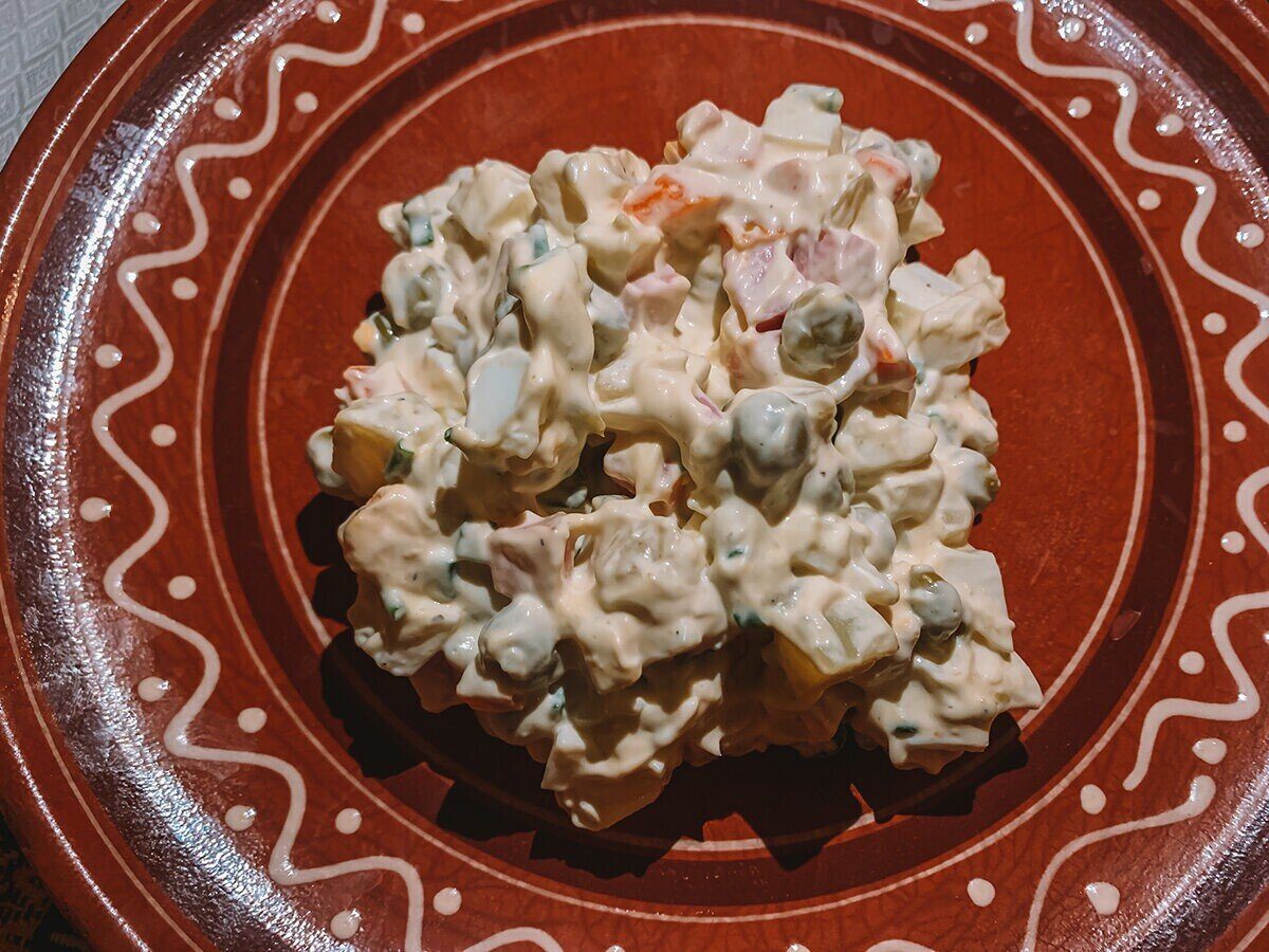 Кулінари розповіли, чим можна замінити ковбасу в Олів'є для кращого смаку готового салату