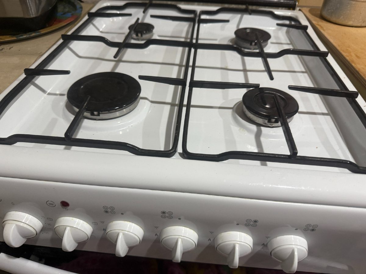 Експерти розповіли про хитрість, як мити плиту, аби вона довго залишалась чистою і блискучою