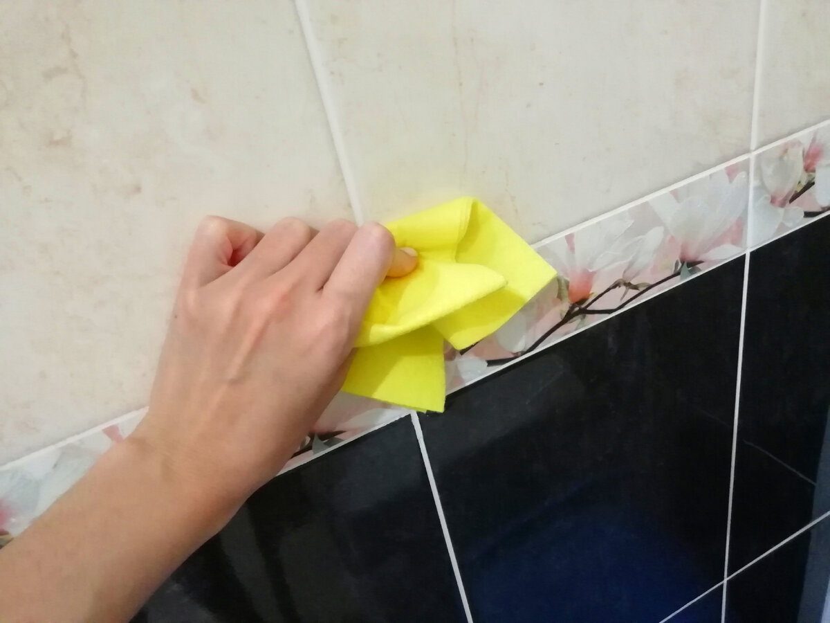 Експерти розповіли, як очистити плитку у ванній кімнаті за допомогою доступного засобу