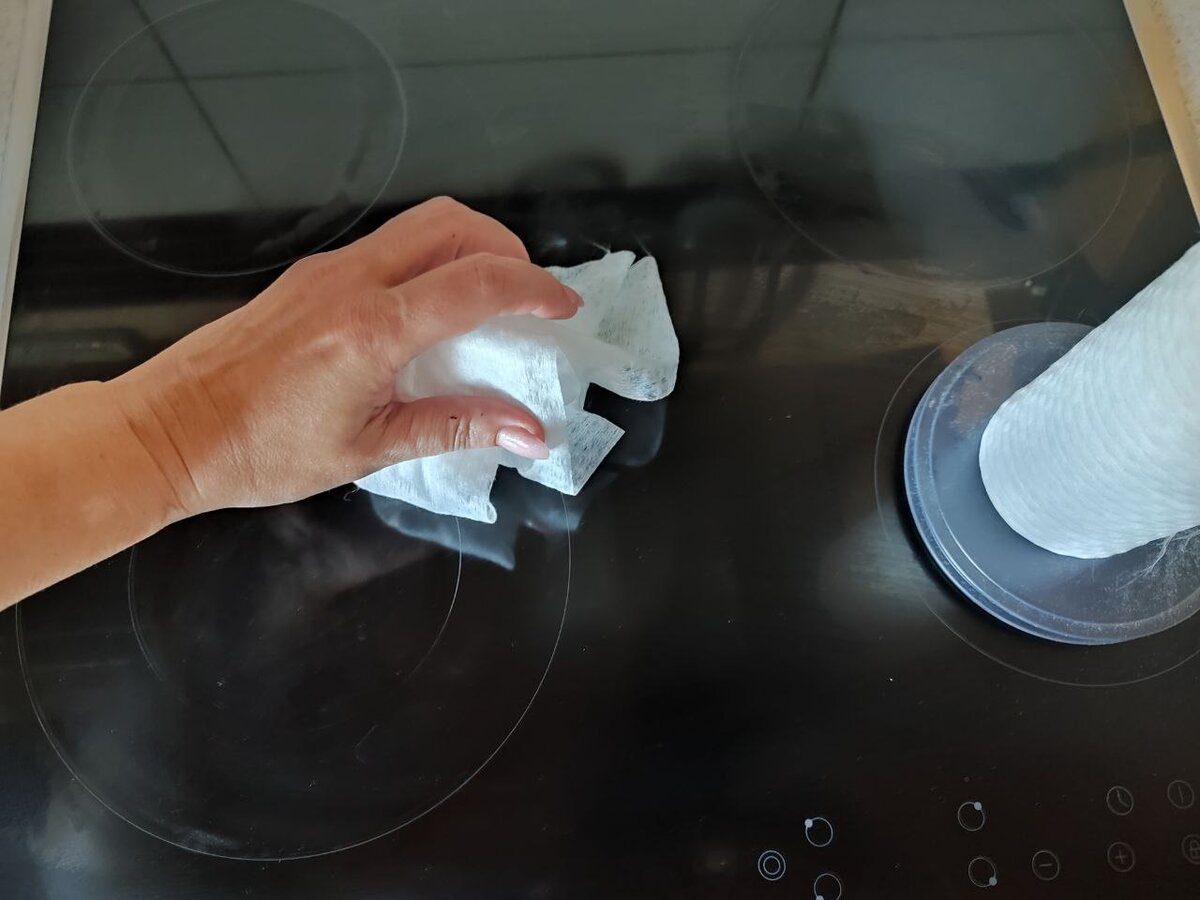 Експерти розповіли про хитрість, як мити плиту, аби вона довго залишалась чистою і блискучою