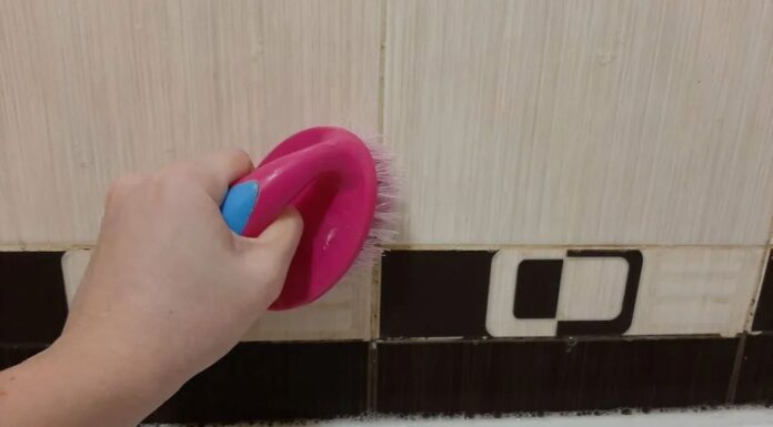 Як очистити плитку у ванній від нальоту та бруду