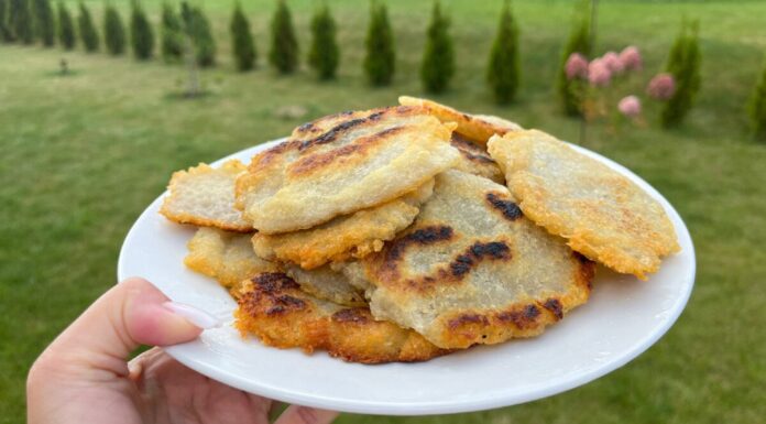 Ось як готувати деруни, аби вони не вбирали зайву олію: кидаю по 1 дрібці у сковорідку, і натираю до блиску Як готувати деруни, аби вони не вбирали олію