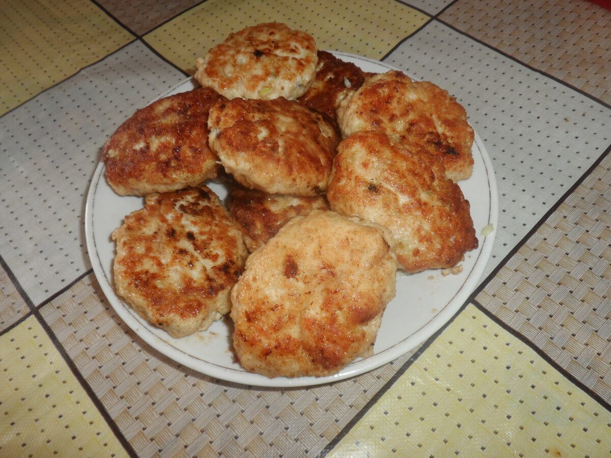 Експерти розповіли, як правильно смажити котлети, аби не було бризок та запаху на кухні