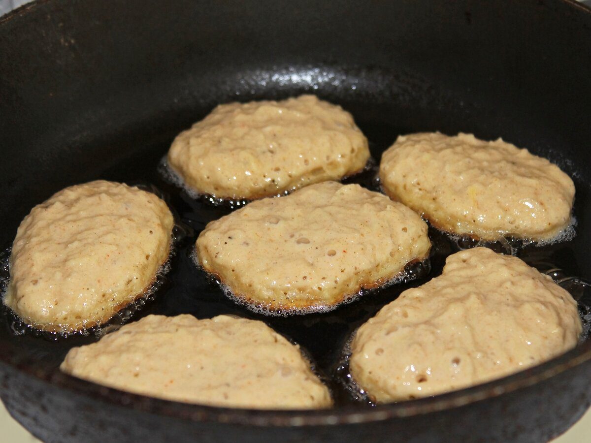 Експерти порадили натерти сковорідку сіллю, аби деруни при смаженні не вбирали олію