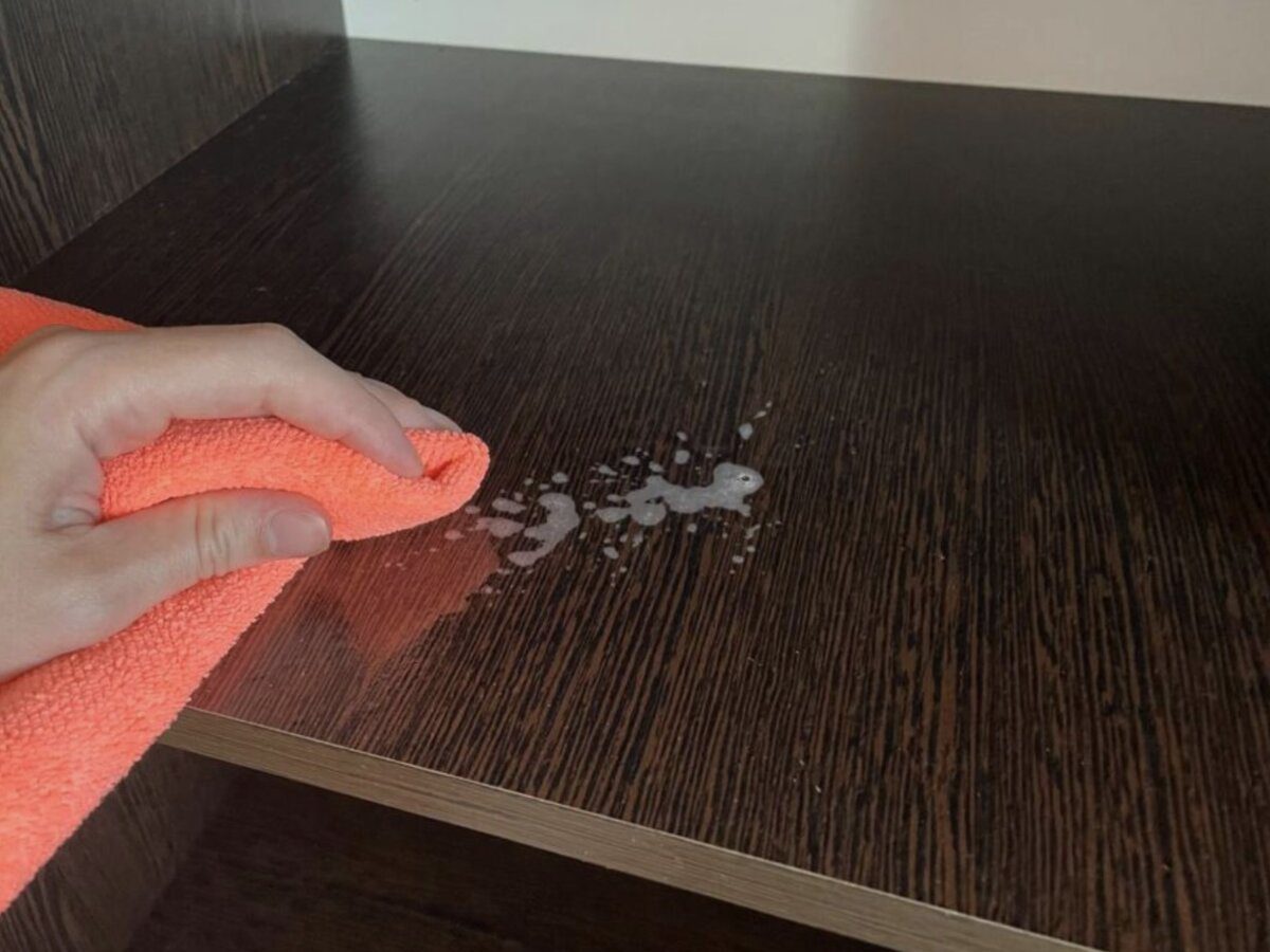 Експерти порадили спосіб, який допоможе надовго очистити меблі від пилу та бруду – лайфхак