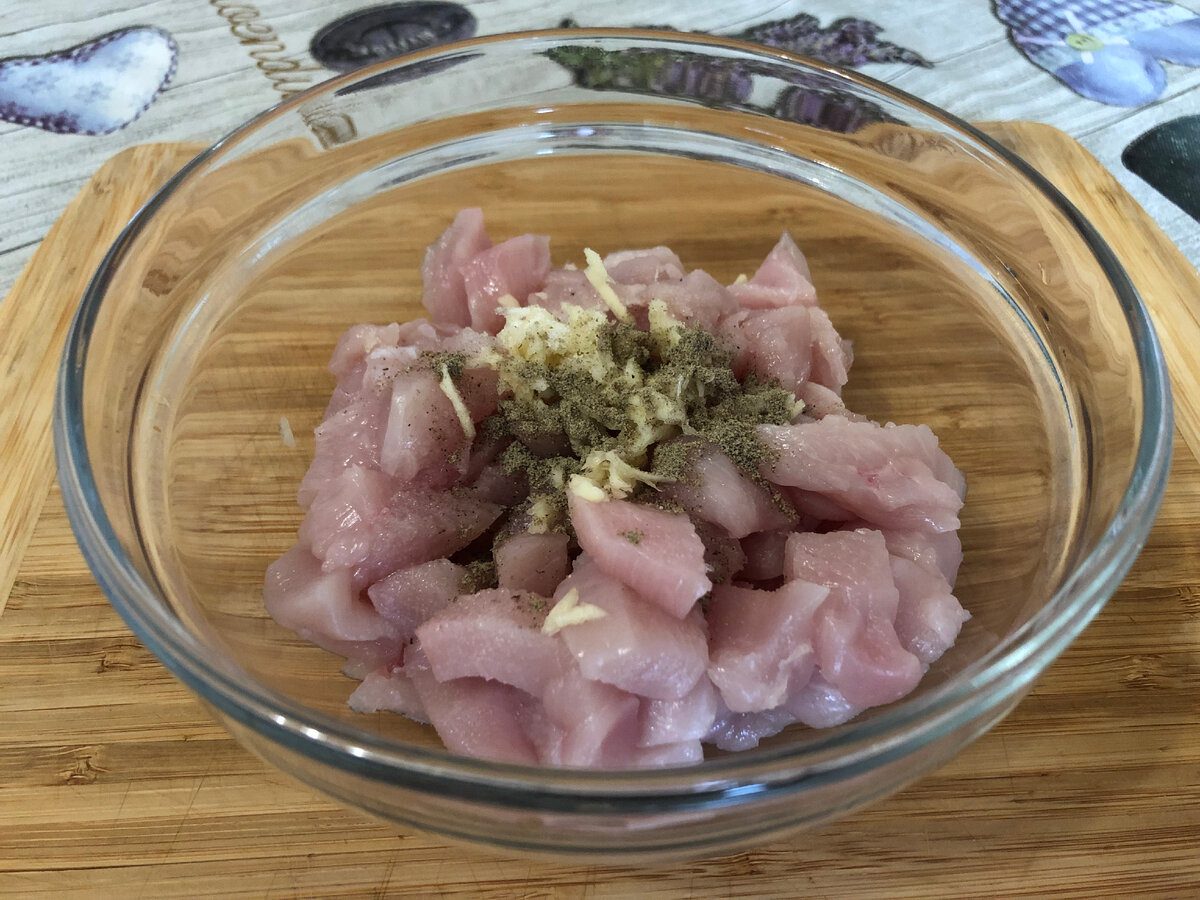 Кулінари розповіли, як приготувати смачний салат із курки та квасолі до святкового столу