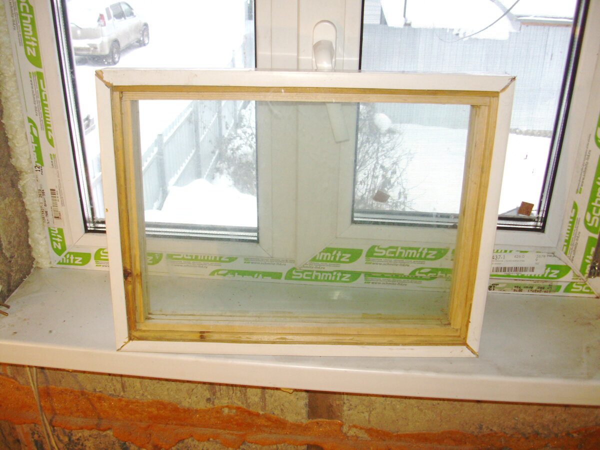 Експерти розповіли, чим обробити дерев'яні вікна, аби не з'являлись тріщини та не лущилась фарба