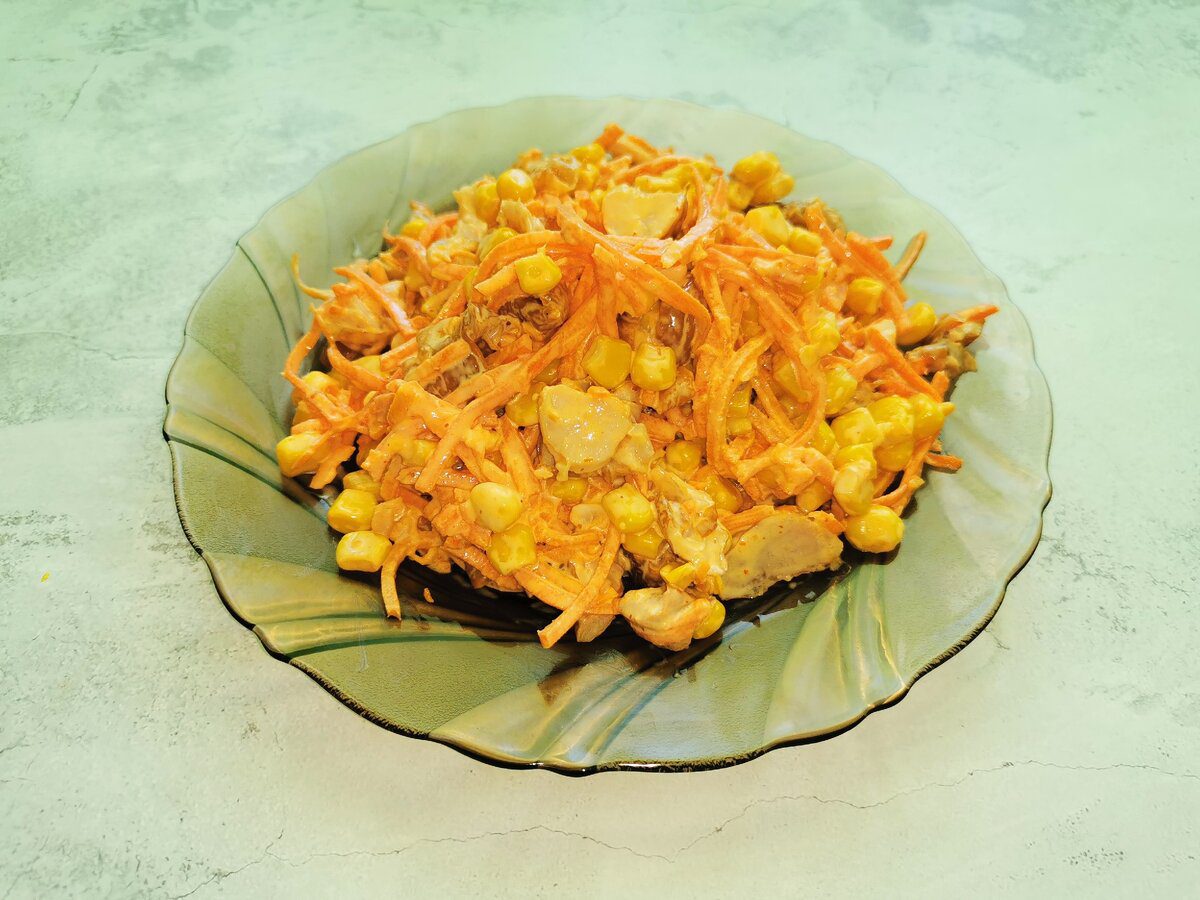 Кулінари розповіли, як приготувати смачний салат з копченою куркою до новорічного столу