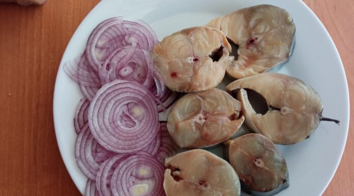 По 1 ст. ложці в маринад – і засолена скумбрія готова за 4 години: “хітовий” рецепт у Новий рік 2026 Як приготувати смачну солону скумбрію