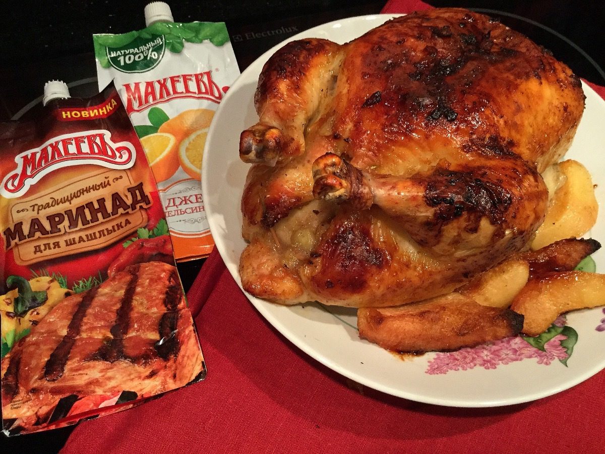 Кулінари розповіли, як приготувати ароматну та дуже смачну курку з яблуками – простий рецепт