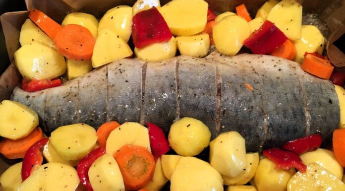 Ця риба з овочами в духовці “помирила” мене зі свекрухою в Новий рік: вона “розтанула” від цього смаку Як приготувати соковиту рибу з овочами в духовці