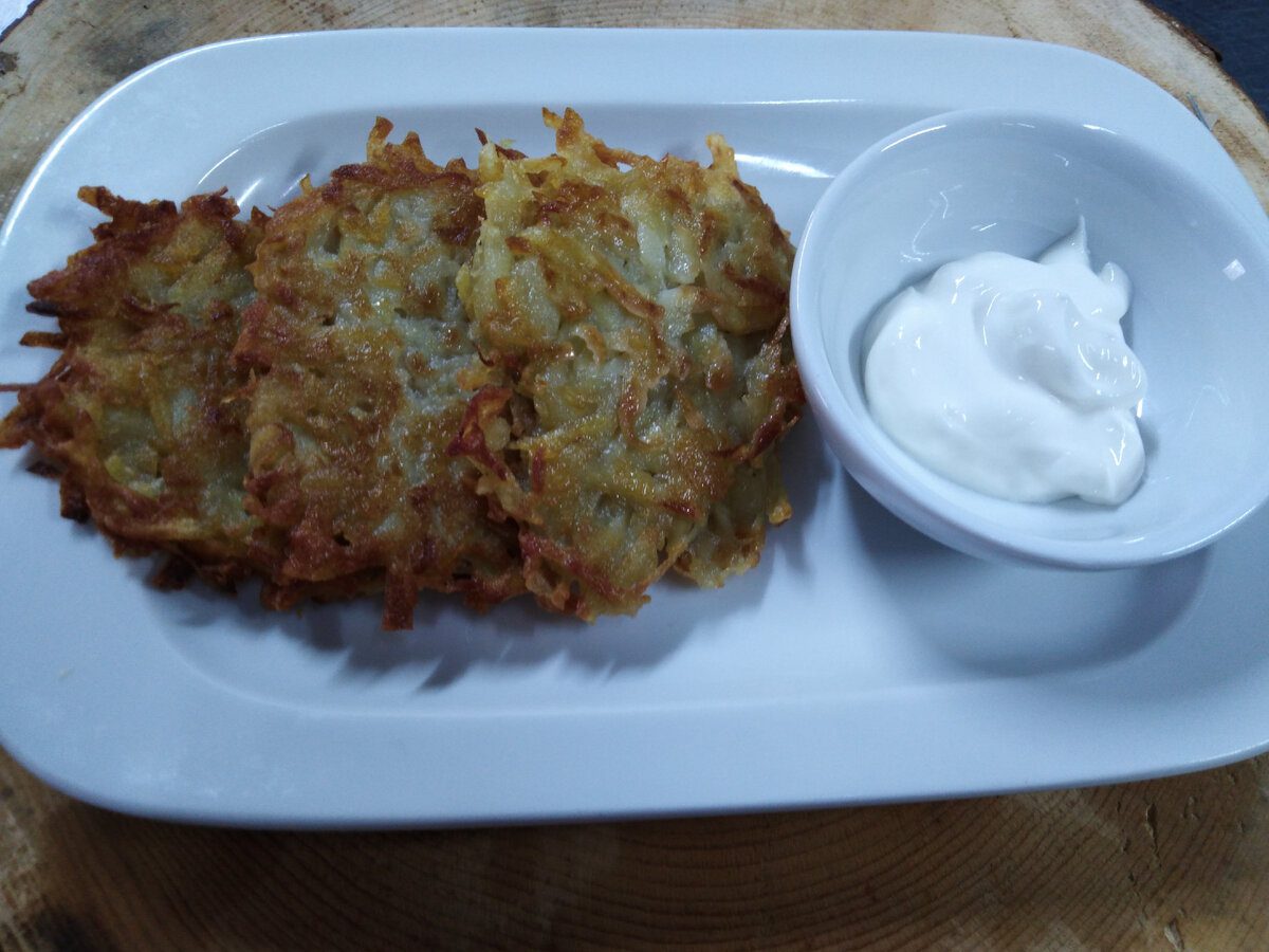 Експерти порадили натерти сковорідку сіллю, аби деруни при смаженні не вбирали олію