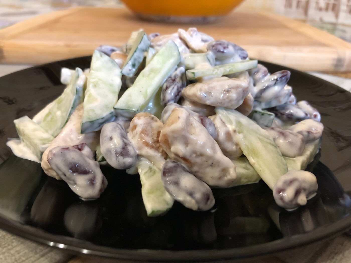 Кулінари розповіли, як приготувати смачний салат із курки та квасолі до святкового столу