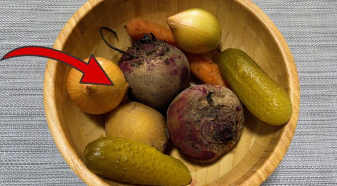 По 1 ложці у каструлю – і буряк вариться з морквою та картоплею, але не фарбує їх у рубіновий: порада куми Як варити буряк, аби він не фарбував інші овочі