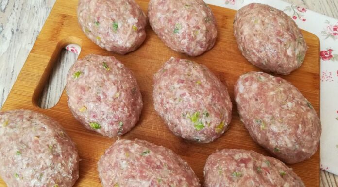 По 1 ложці у фарш – і котлети соковитіші, ніж “по-київськи”: не вершкове масло і не бульйон, а смак на 100%! Як приготувати надзвичайно соковиті котлети