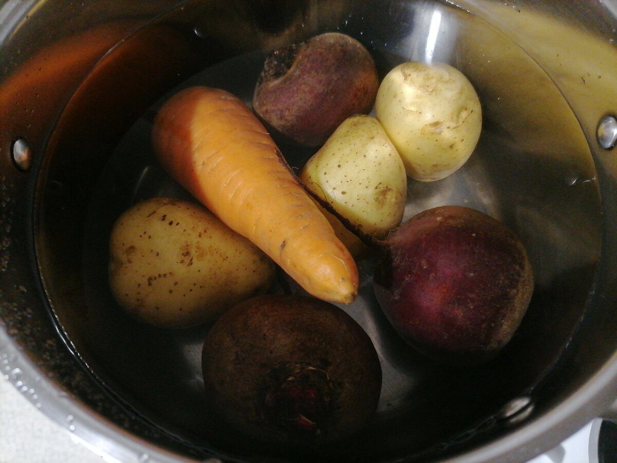 Кулінари розповіли, як правильно варити овочі з буряком, аби той не фарбував сусідів