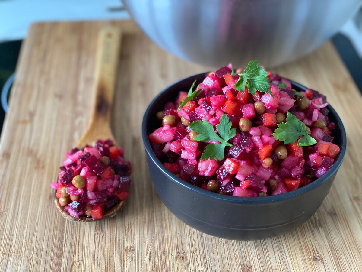 Кулінари розповіли, як правильно варити овочі з буряком, аби той не фарбував сусідів