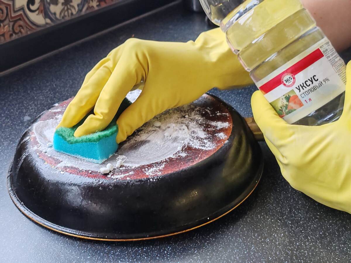 Експерти розповіли, як відмити стару сковорідку від жиру та бруду для якісного очищення