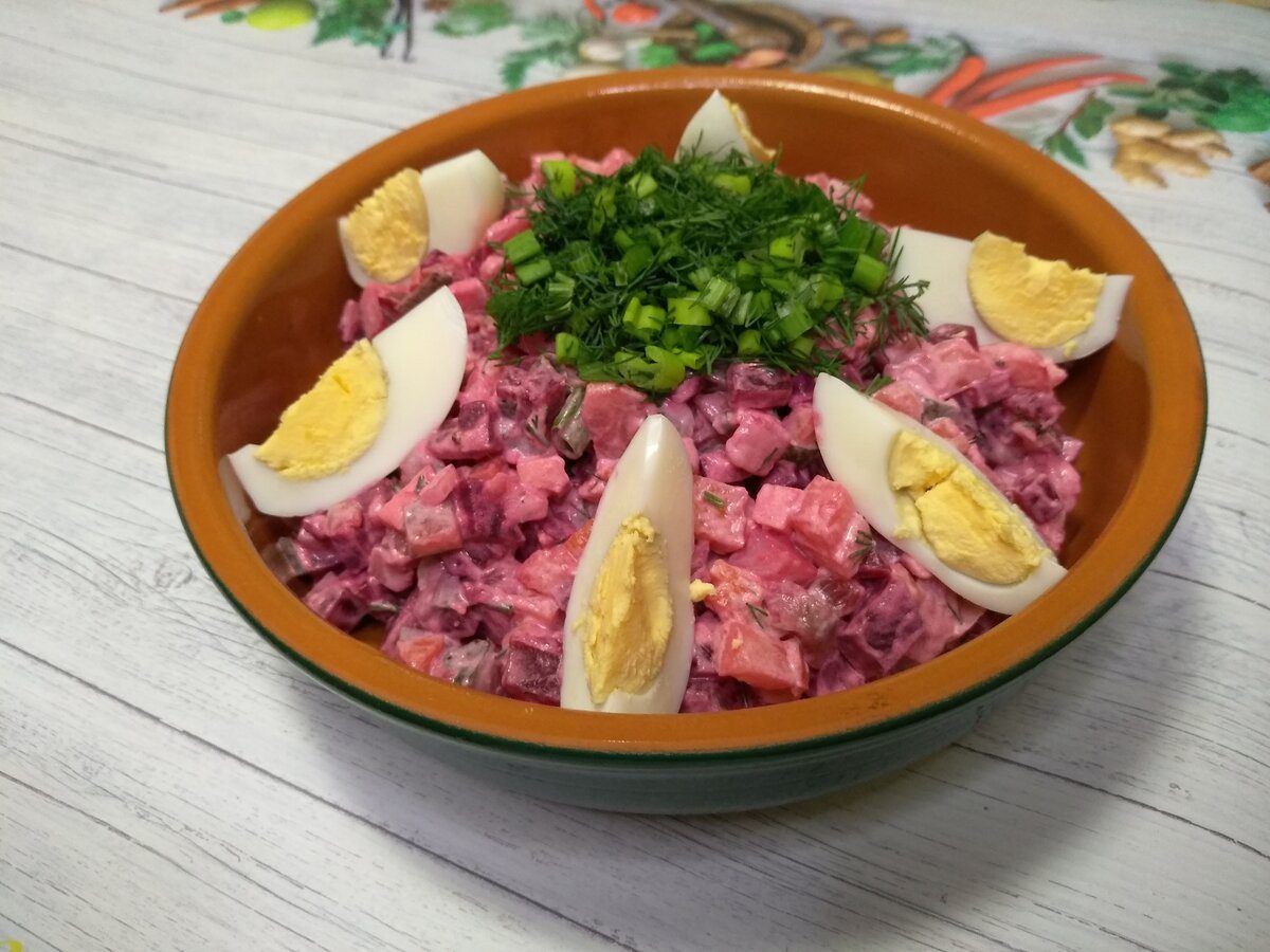 Кулінари розповіли, як приготувати смачний салат з додаванням буряка та оселедця – рецепт