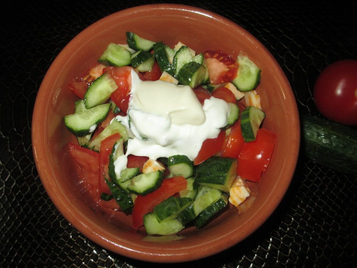 Кулінари розповіли, яким соусом доповнити салат з помідорів та огірків – поради та рецепт