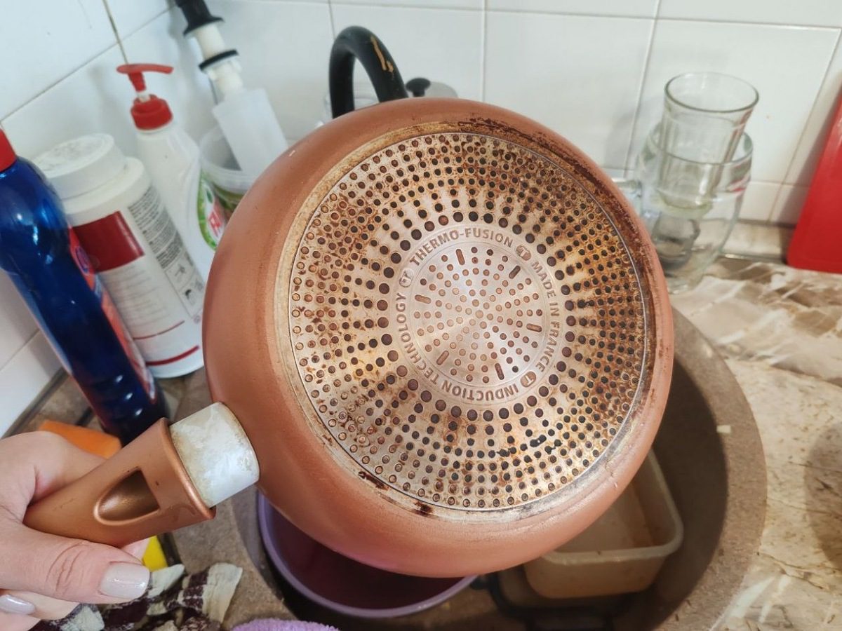 Експерти розповіли, як відмити стару сковорідку від жиру та бруду для якісного очищення