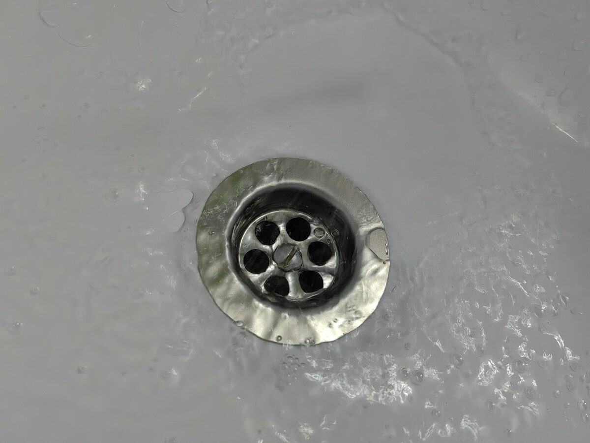 Експерти розповіли, як очистити злив у раковині без використання побутової хімії і зайвих витрат