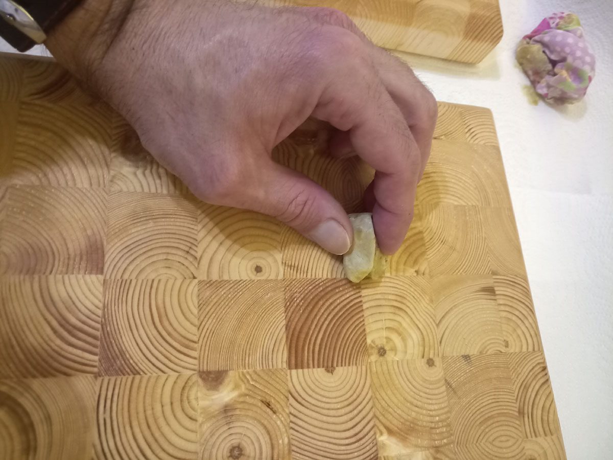 Експерти розповіли, як очистити обробну дошку за допомогою лимона просто й швидко