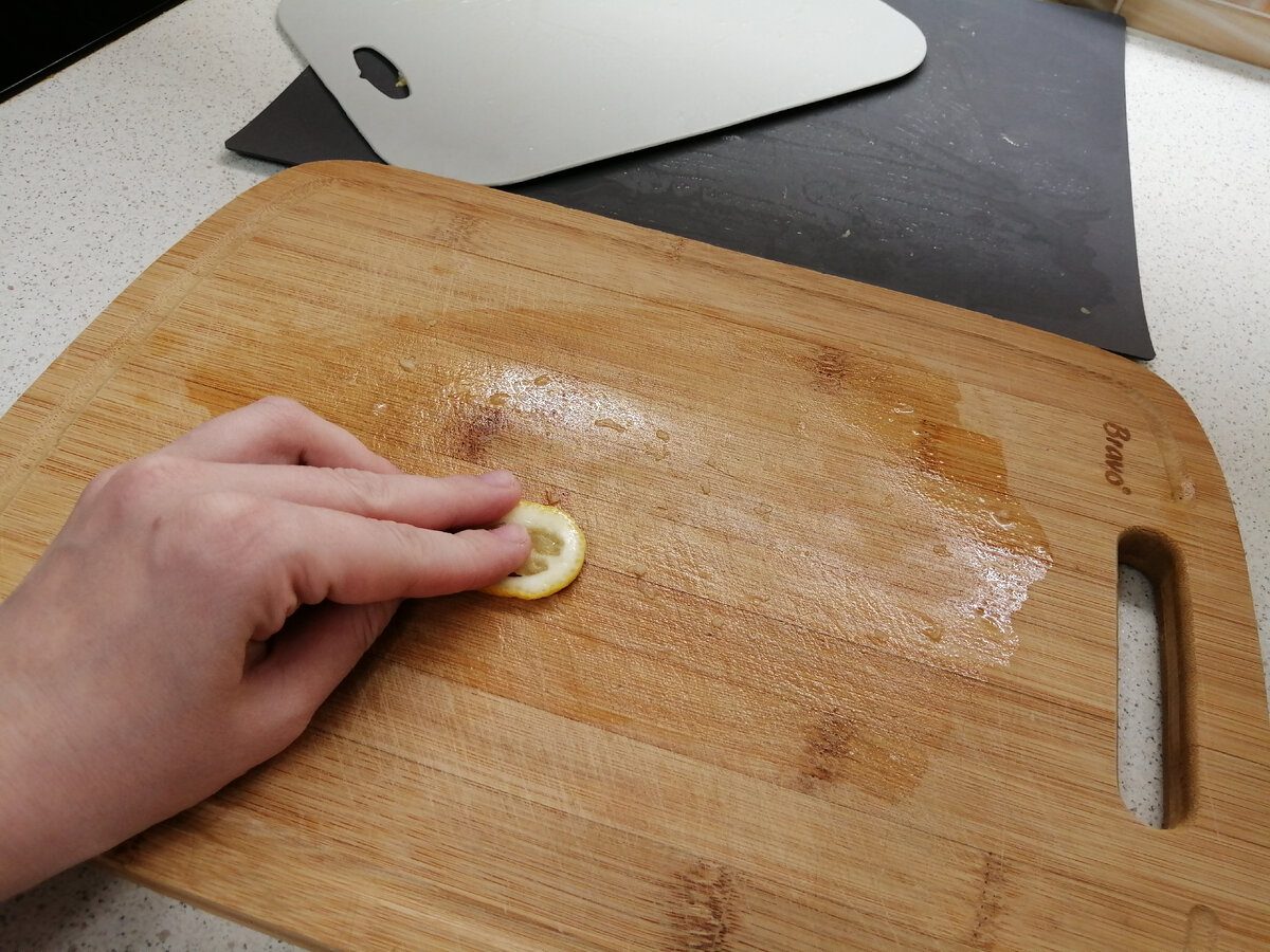 Експерти розповіли, як очистити обробну дошку за допомогою лимона просто й швидко