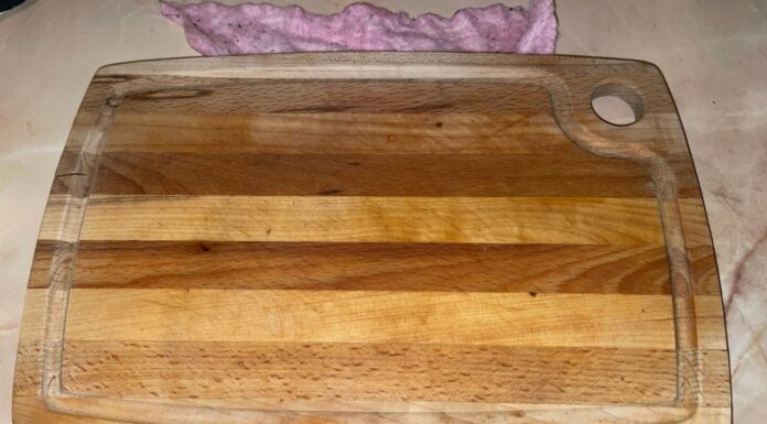 Як очистити обробну дошку лимоном