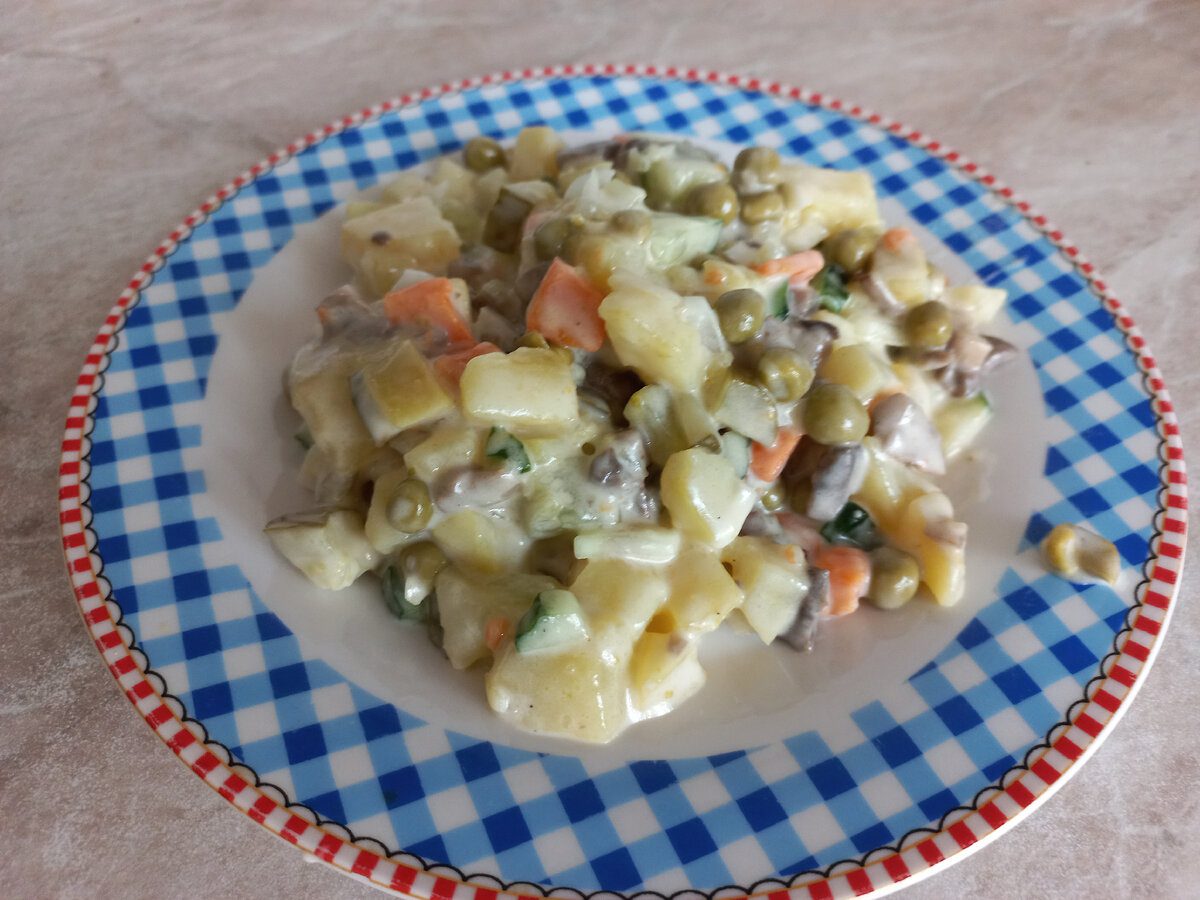 Кулінари радять замаринувати зелений горошок для покращення смаку салату Олів'є