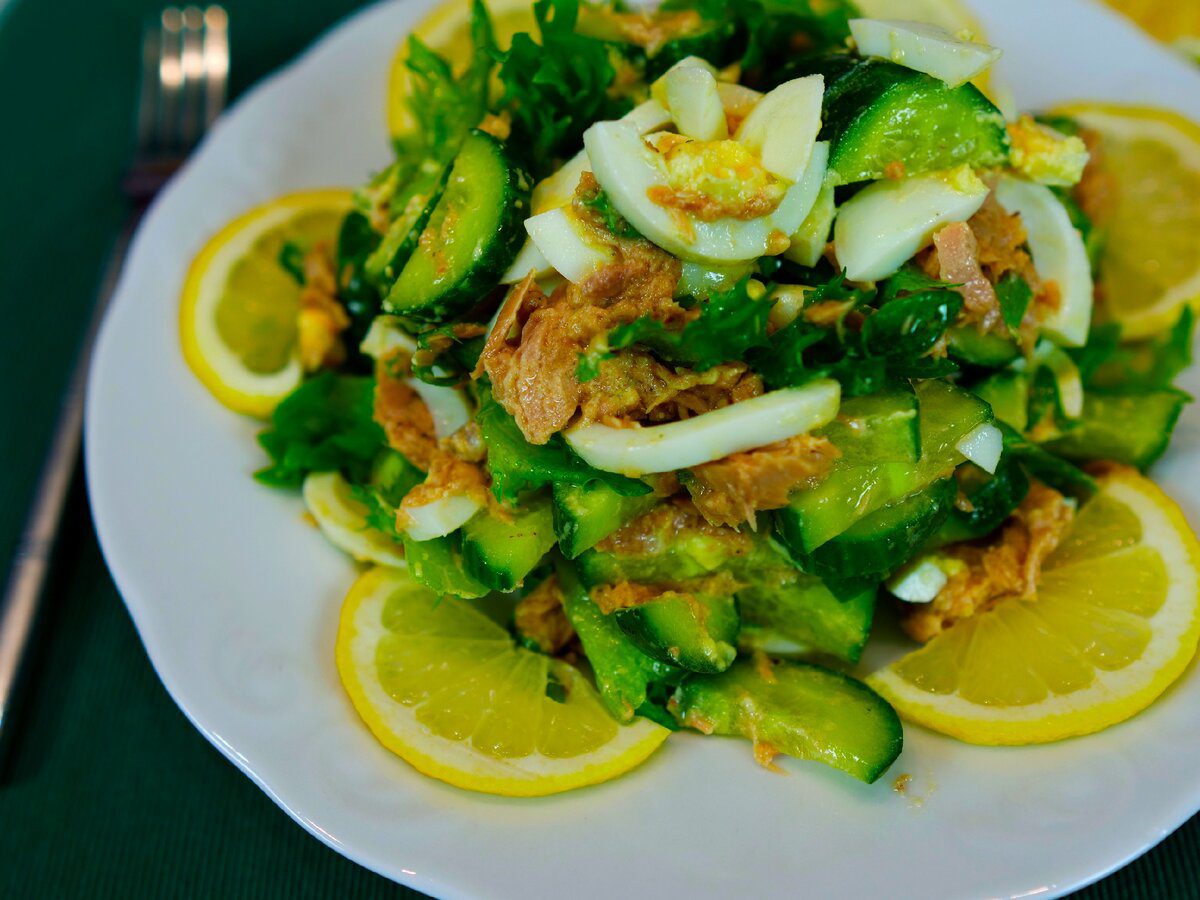 Кулінари розповіли, як приготувати смачний салат з яблук, тунця та огірка – покроковий рецепт