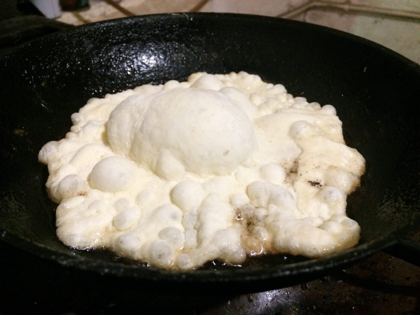 Господині поділилися вдалим рецептом смачних коржиків на майонезному тісті – цікава випічка