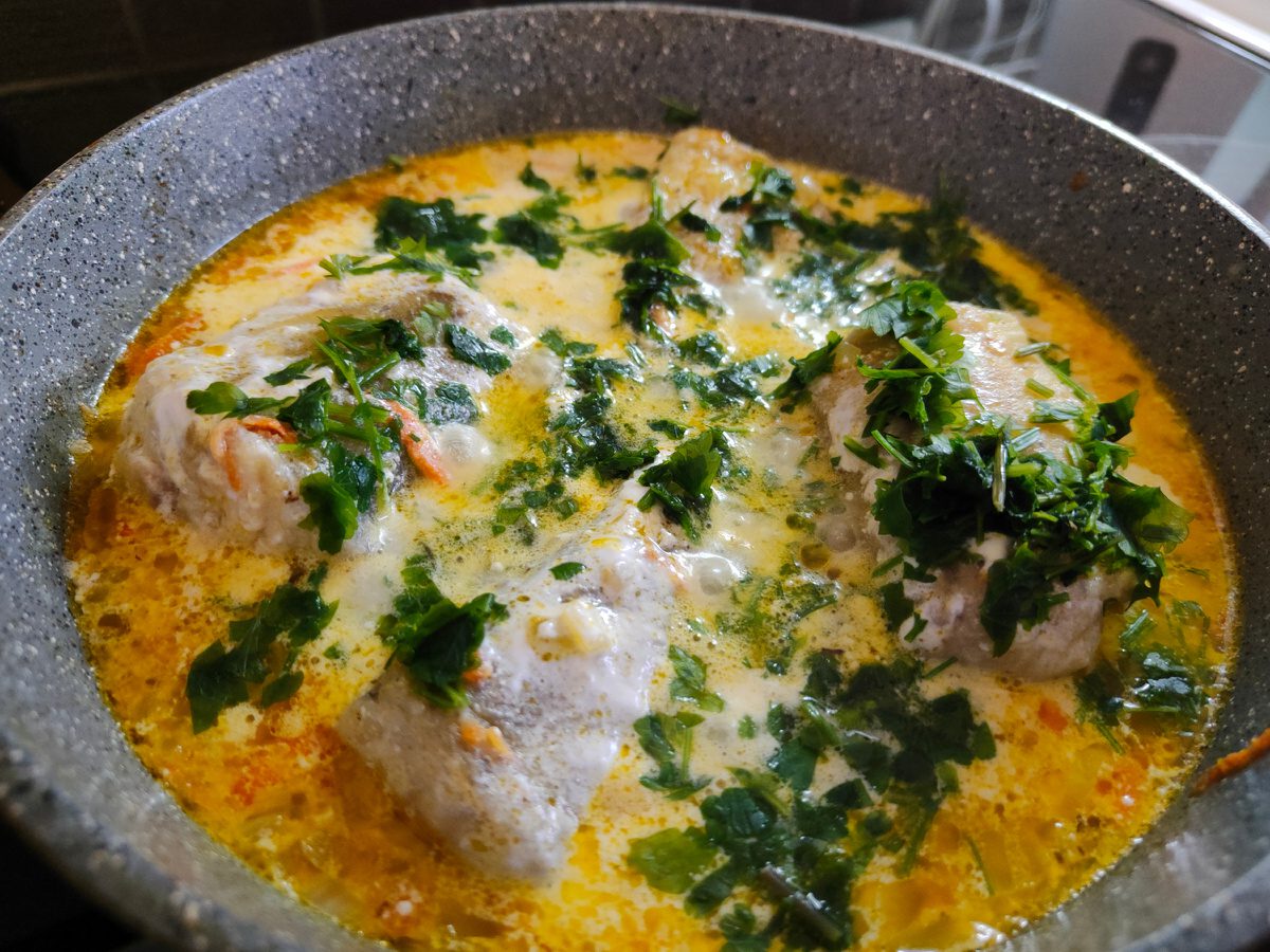 Кулінари розповіли, як приготувати минтай у ніжному вершковому соусі за простим рецептом