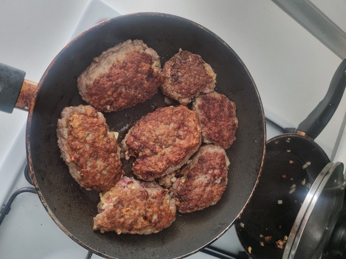 Кулінари розповіли, що додати у фарш на котлети, аби вони не вбирали олію при смаженні