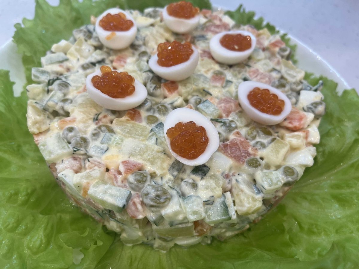 Кулінари радять замаринувати зелений горошок для покращення смаку салату Олів'є