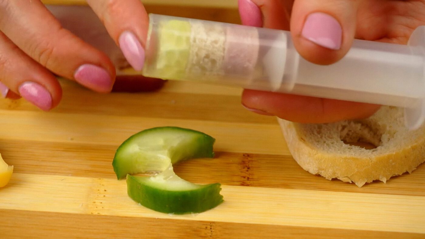 Збирати канапки можна прямо у шприці, яким вирізаєте, а потім з'єднувати всі продукти