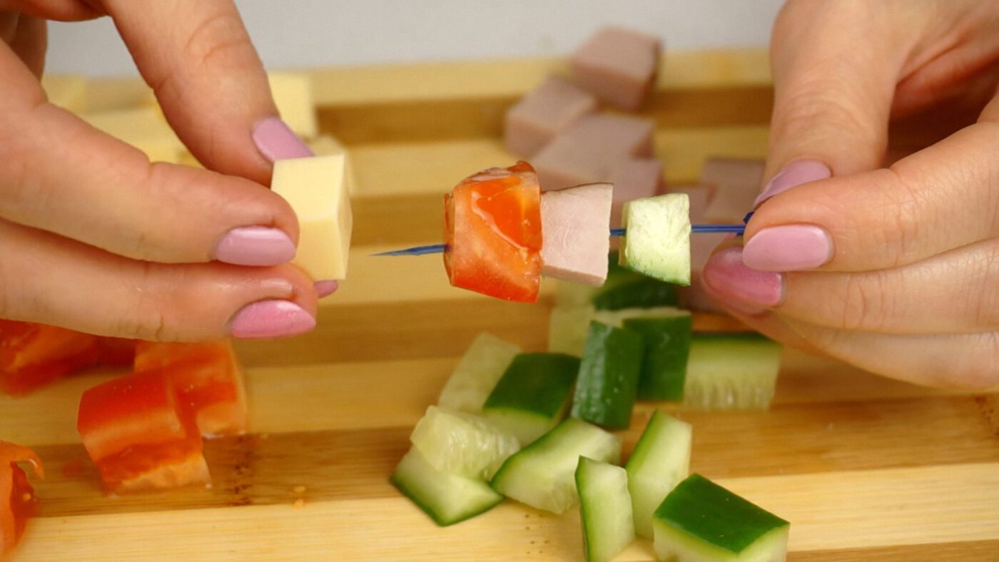 Якщо не прибираєте з огірків та томатів серединку, то з'їдайте канапки дуже швидко