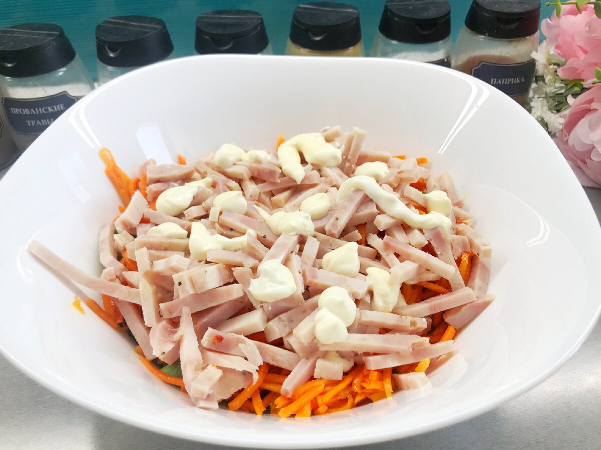 Кулінари розповіли, як приготувати смачний салат з копченою куркою до новорічного столу