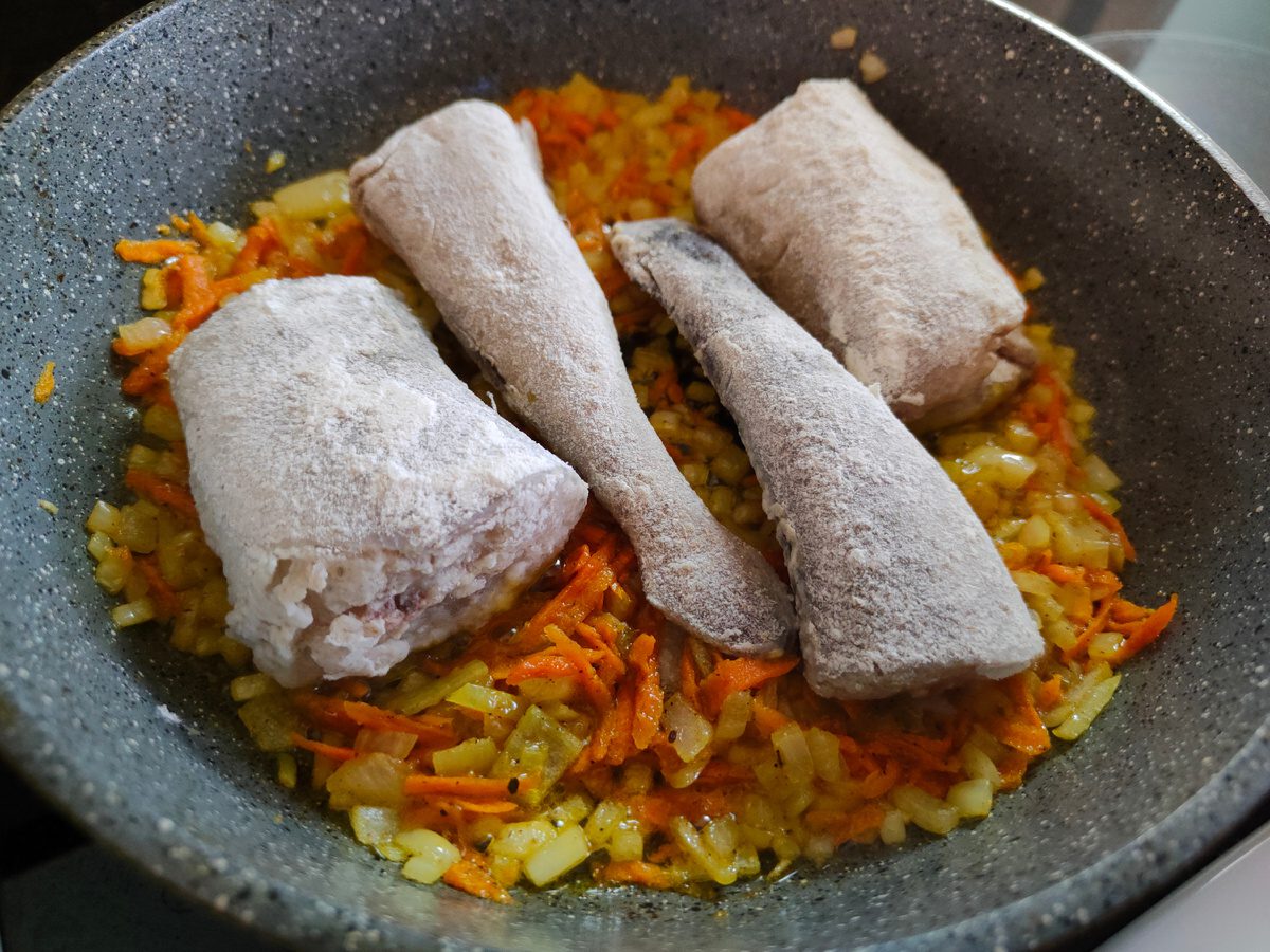 Кулінари розповіли, як приготувати минтай у ніжному вершковому соусі за простим рецептом