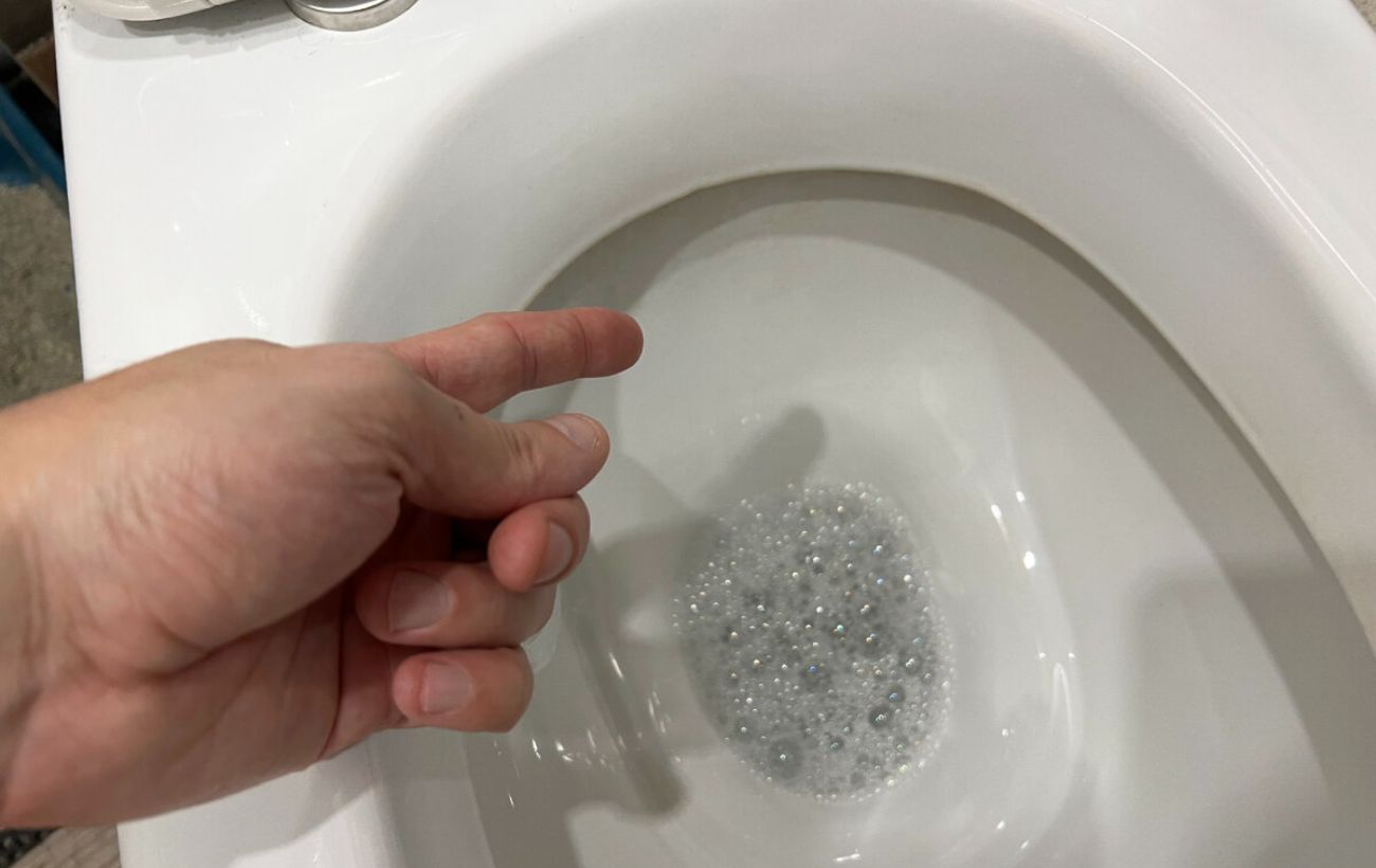 Що додати до прибирання унітаза, щоб прибрати наліт