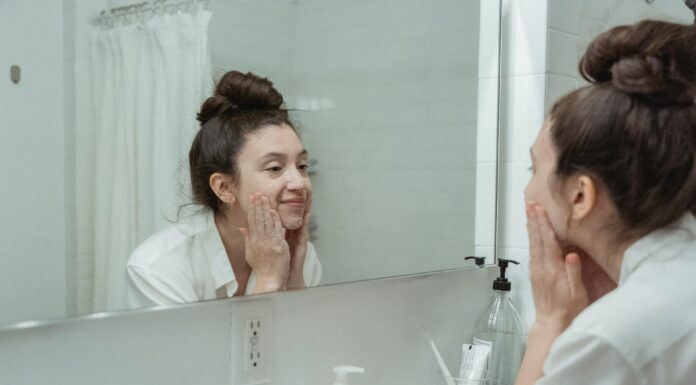 По 2 краплі в крем для обличчя – і зморшки на шкірі тануть, як сніг на сонці: подруга-косметолог порадила Як покращити стан шкіри на обличчі