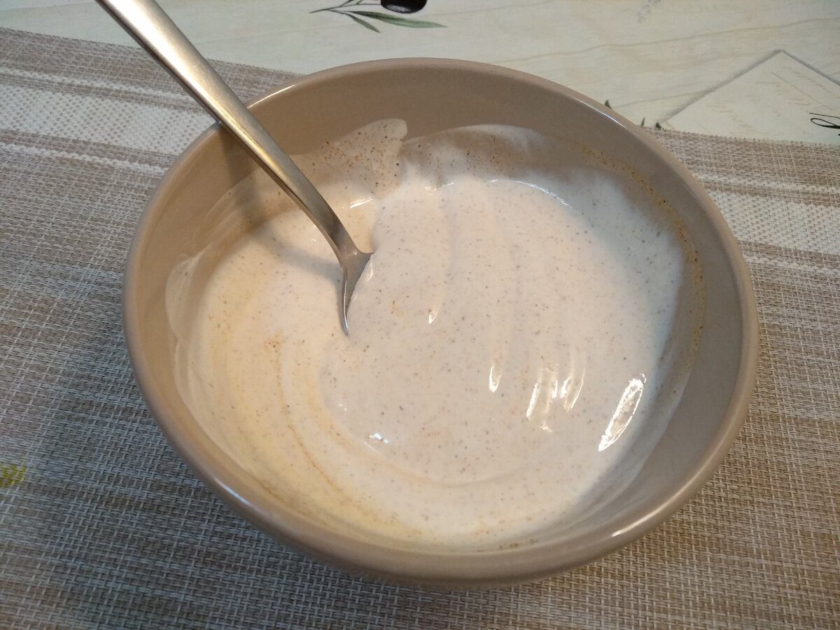 Господині поділились рецептом смачного та насиченого соусу для салатів замість майонезу