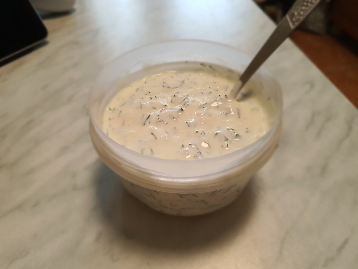 Господині поділились рецептом смачного та насиченого соусу для салатів замість майонезу